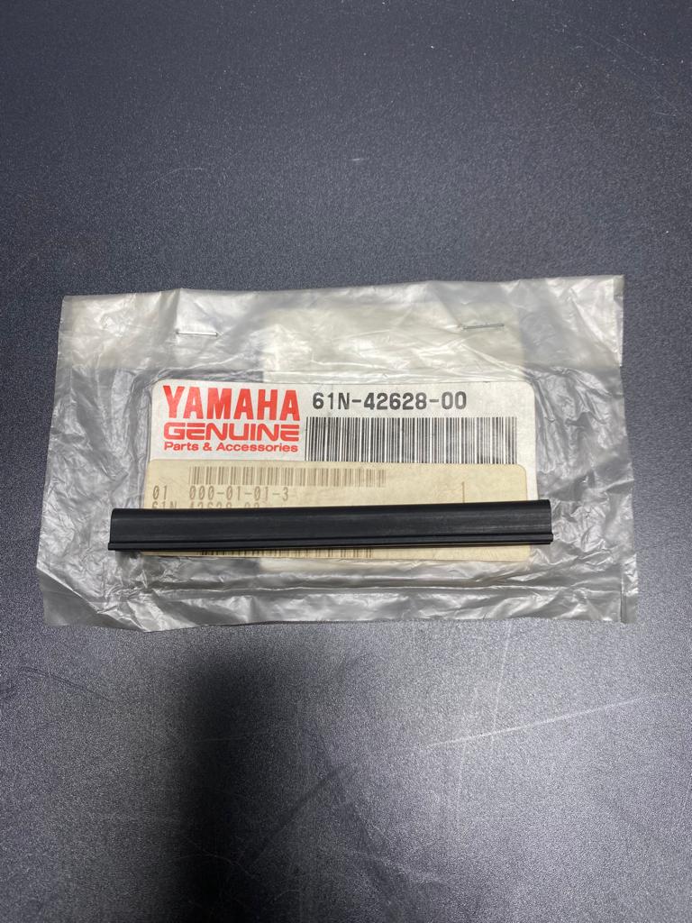 картинка Уплотнение крышки капота Yamaha 61N-42628-00 (RAC) от магазина Одежда+